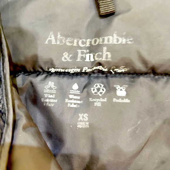 Abercrombie & Fitch black zip up  Puffer Jacket with retractable hood size xs - Picture 9 of 10